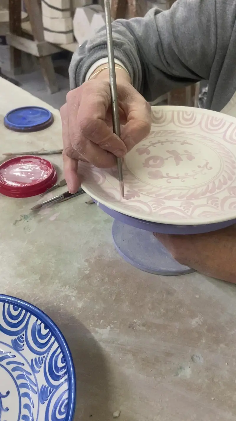 Proceso artesanal de pintura de una pieza ERRANTE